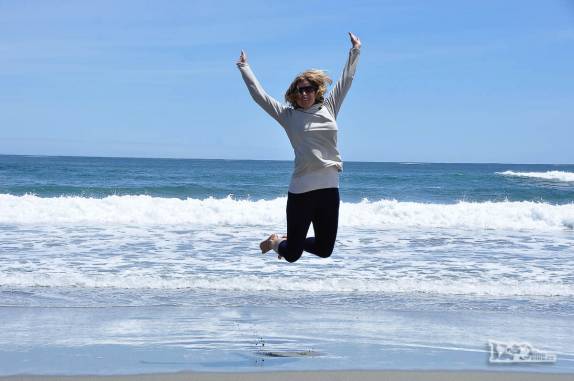 Felicidade com o dia de sol em playa Gabún, no noroeste da ilha de Chiloé, no sul do Chile
